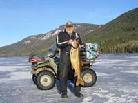Dieser Rekord Seesaibling von 30 Pfund, biss im Jan. 2010 beim Eisangeln auf Lachse auf eine Made...