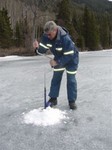 Ein Eisloch wird gebohrt